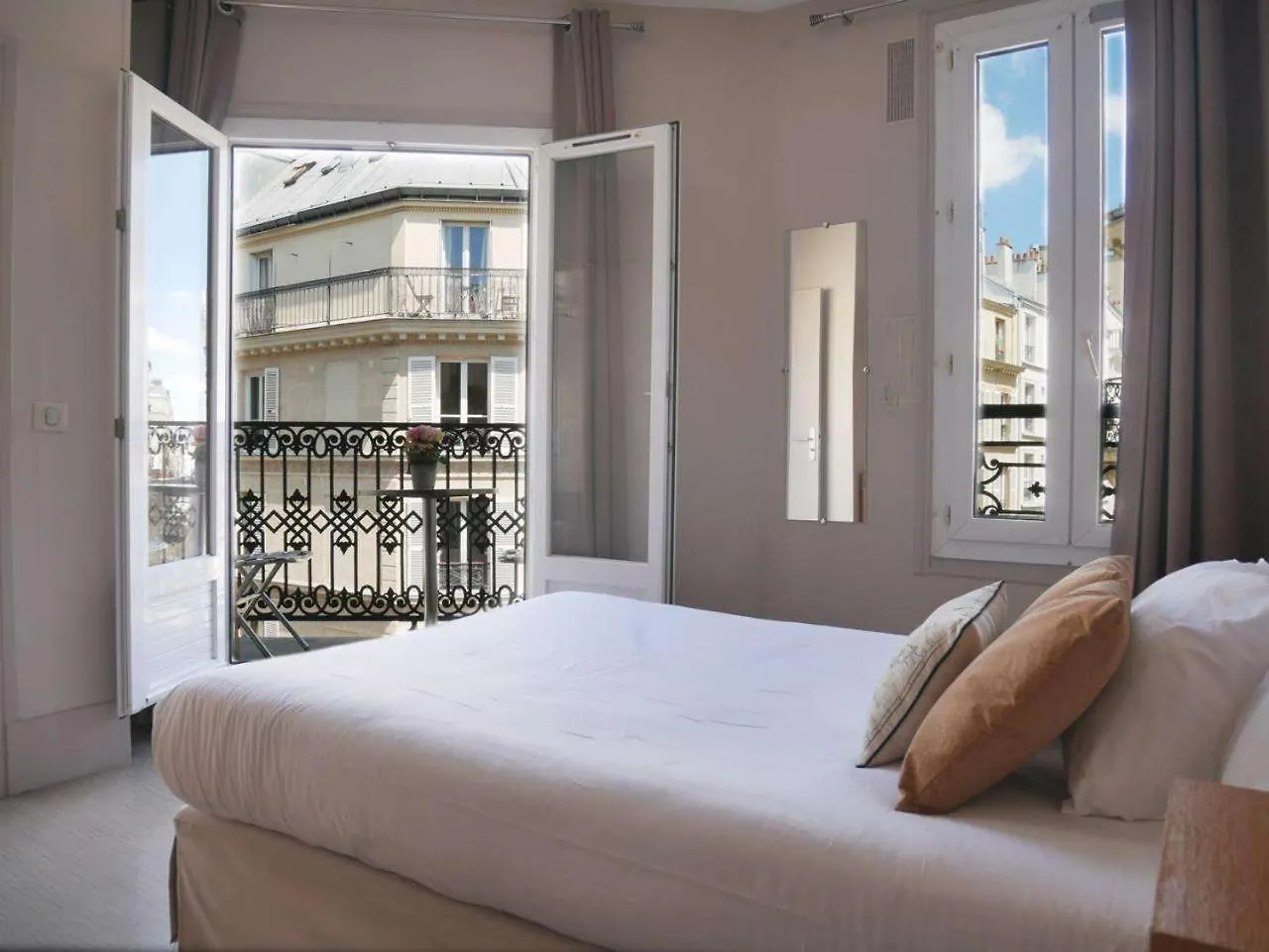 **  Bonsejour Montmartre Hotel Paris France